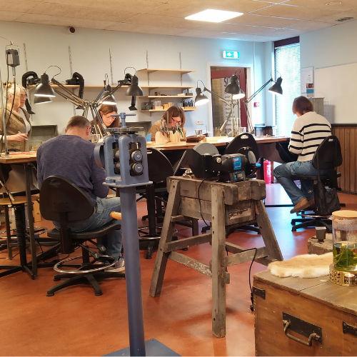 Sieraden maken bij cursus Edelsmeden